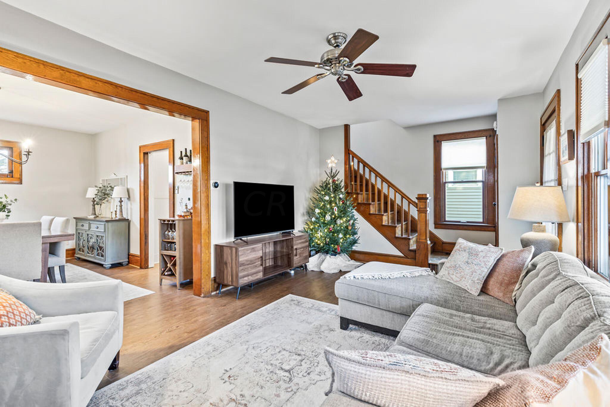 353 East Kelso Road Columbus, OH 43202 - Photo 4 of 28 Living Room