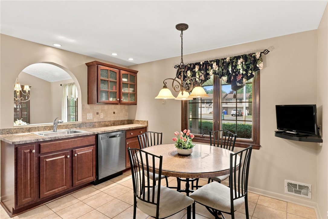 695 Embury Road Penfield, NY 14625 - Photo 17 of 39 Eat In Kitchen