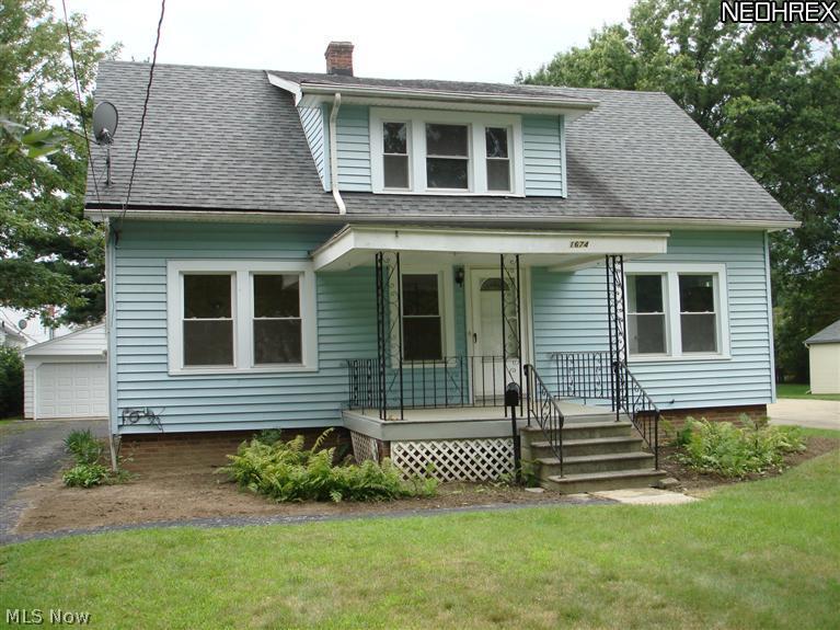 Welcome home to 1674 Sunview in beautiful Lyndhurst!  What a great street!
