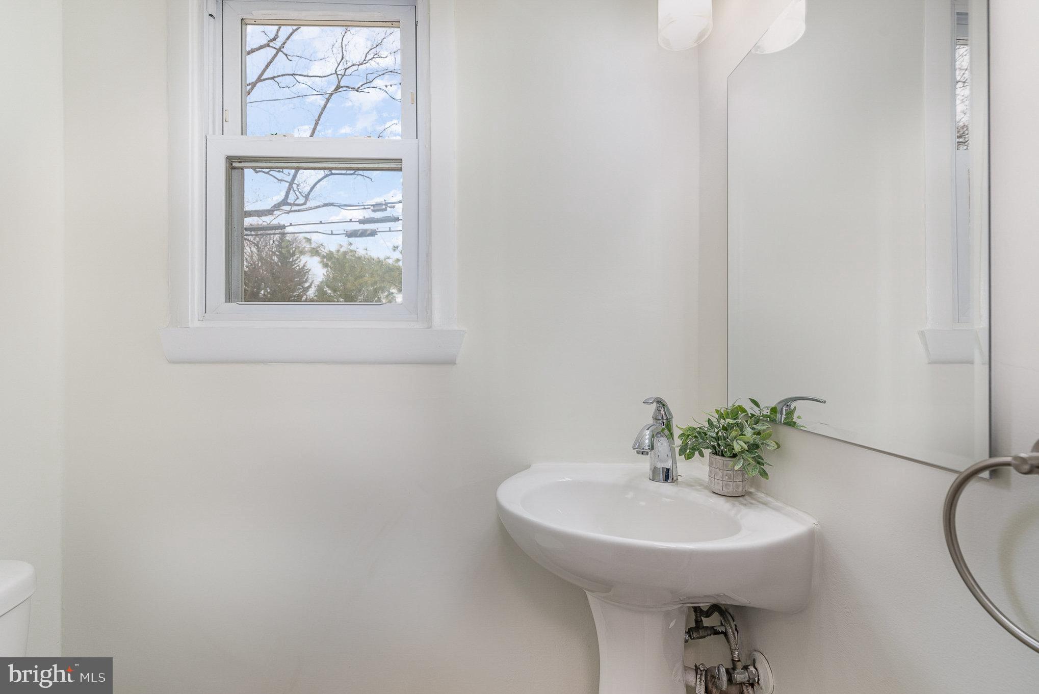 1906 Greenberry Road Baltimore, MD 21209 - Photo 10 of 28 Gallery Image 10