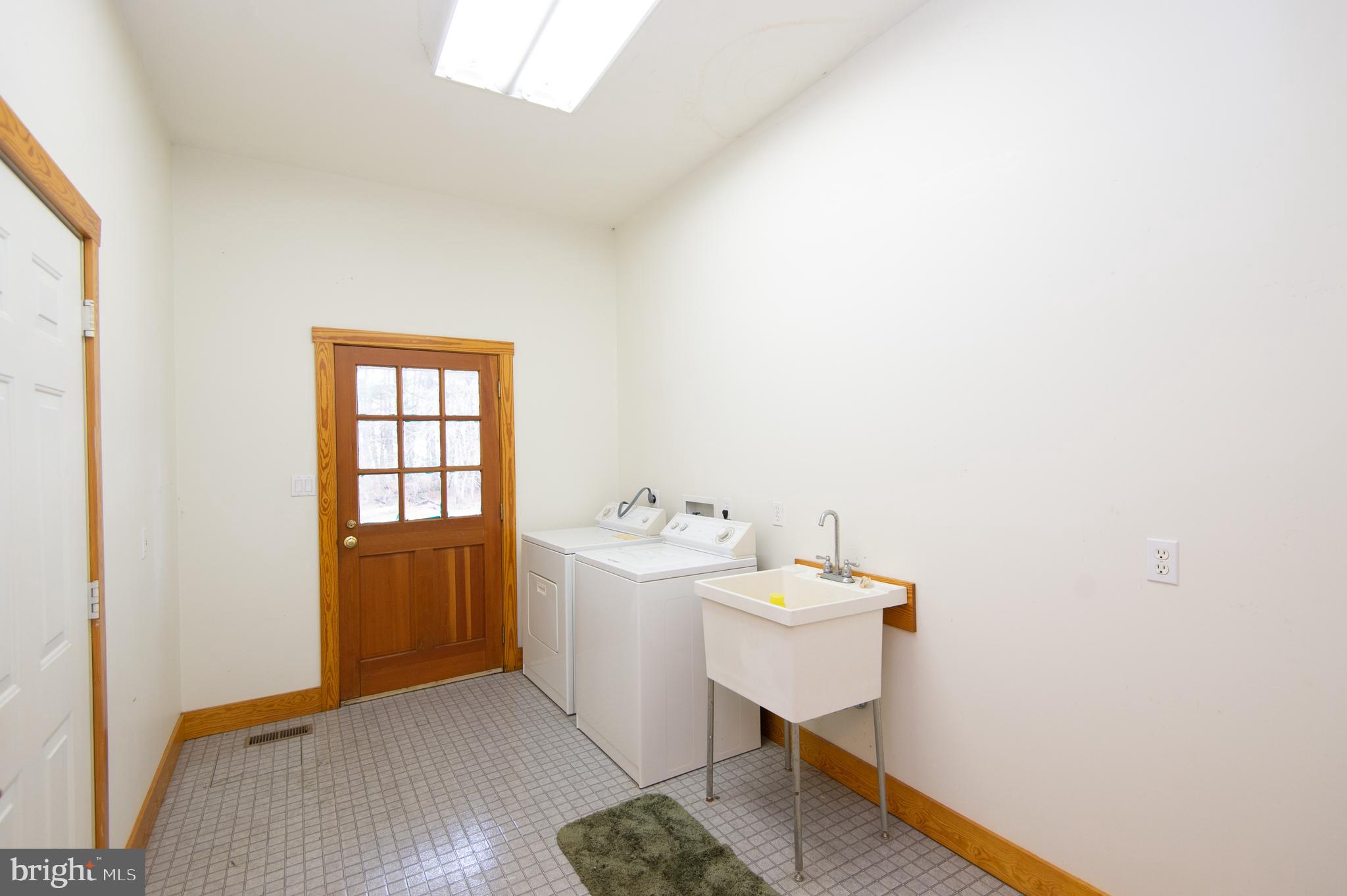 6041 Corners Wharf Road Cambridge, MD 21613 - Photo 31 of 51 laundry room