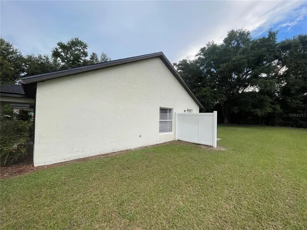 a view of a backyard