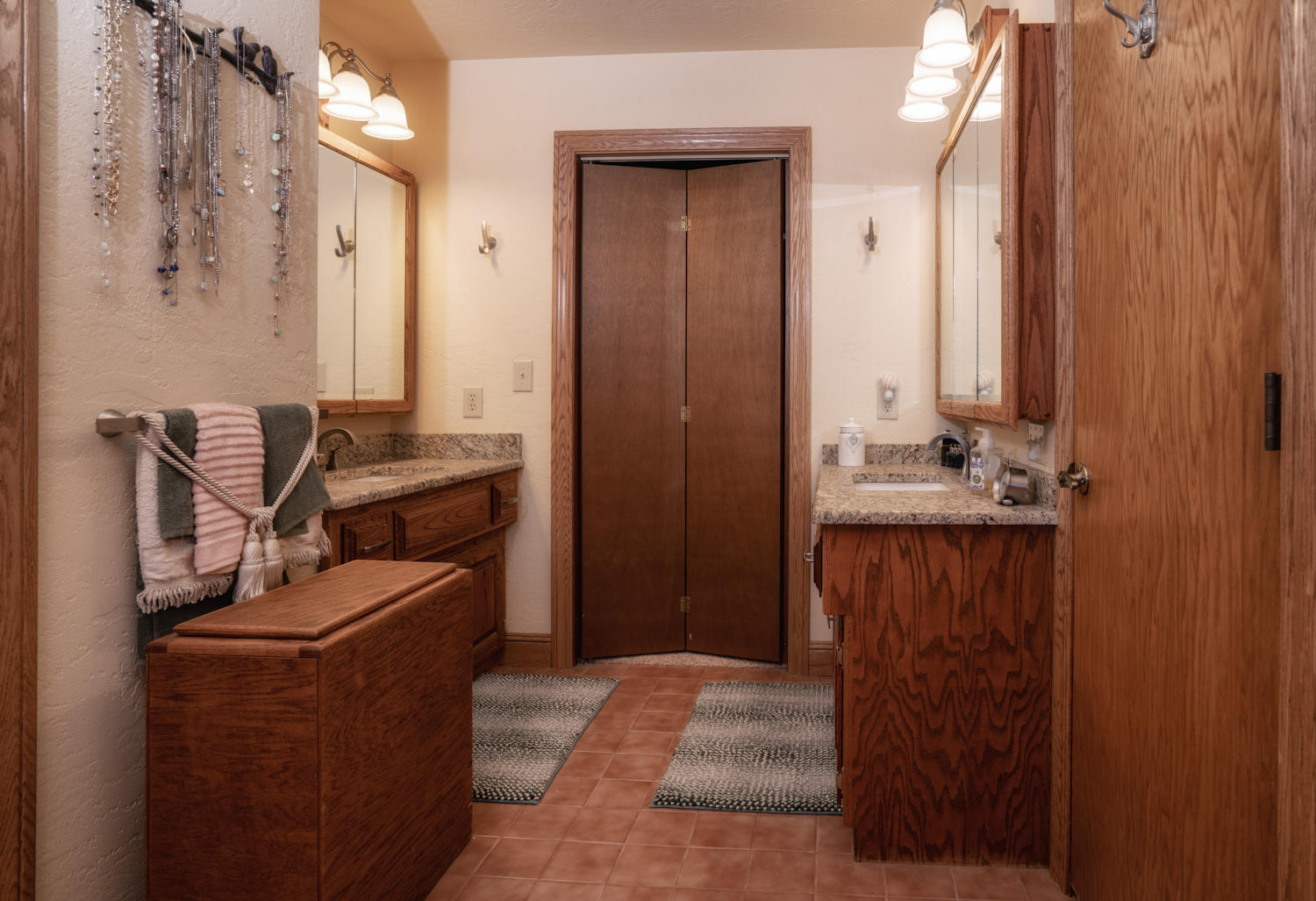 150 Nick Young Road Eagle Point, OR 97524 - Photo 19 of 41 a room with furniture and mirror