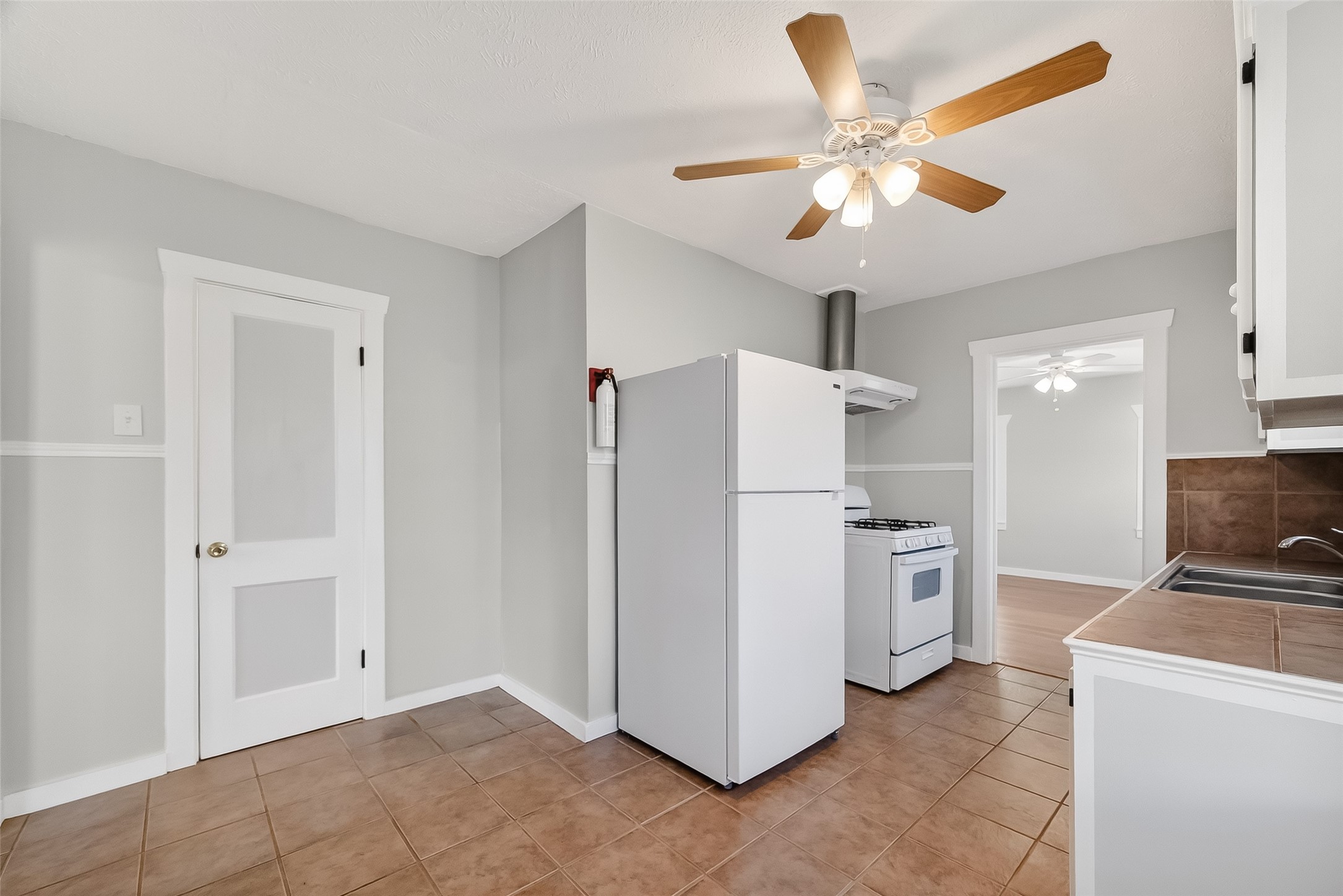 2316 Freeman Street, Unit 6 Houston, TX 77009 - Photo 12 of 25 a living room with furniture and a chandelier
