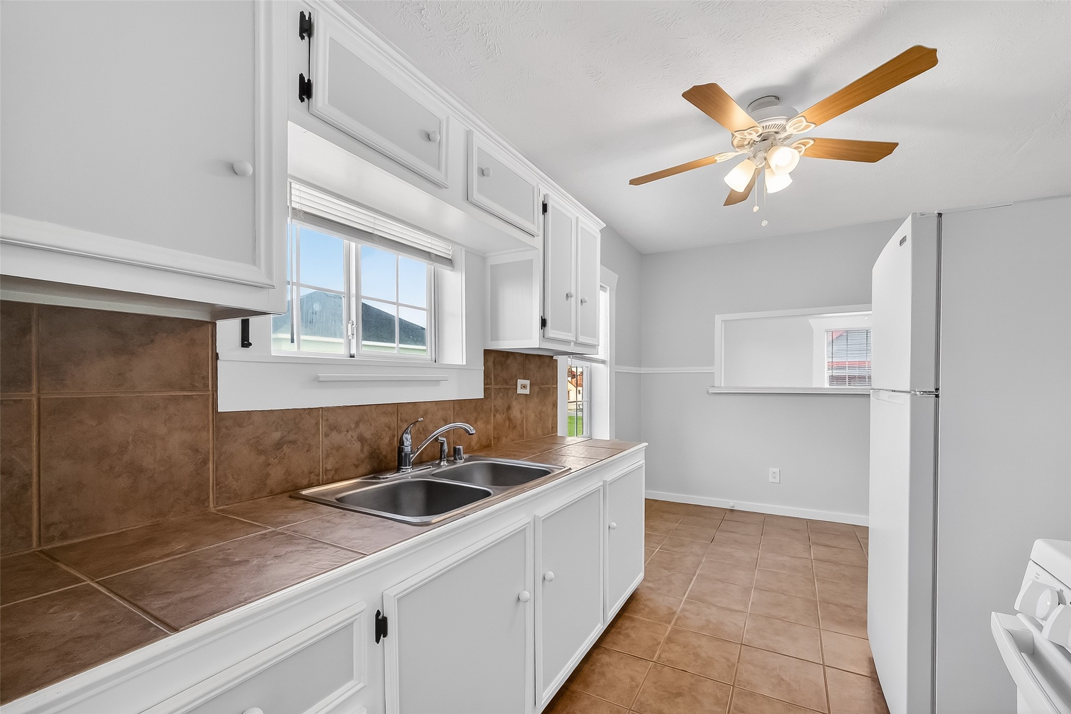 2316 Freeman Street, Unit 6 Houston, TX 77009 - Photo 16 of 25 a bathroom with a sink a refrigerator and mirror