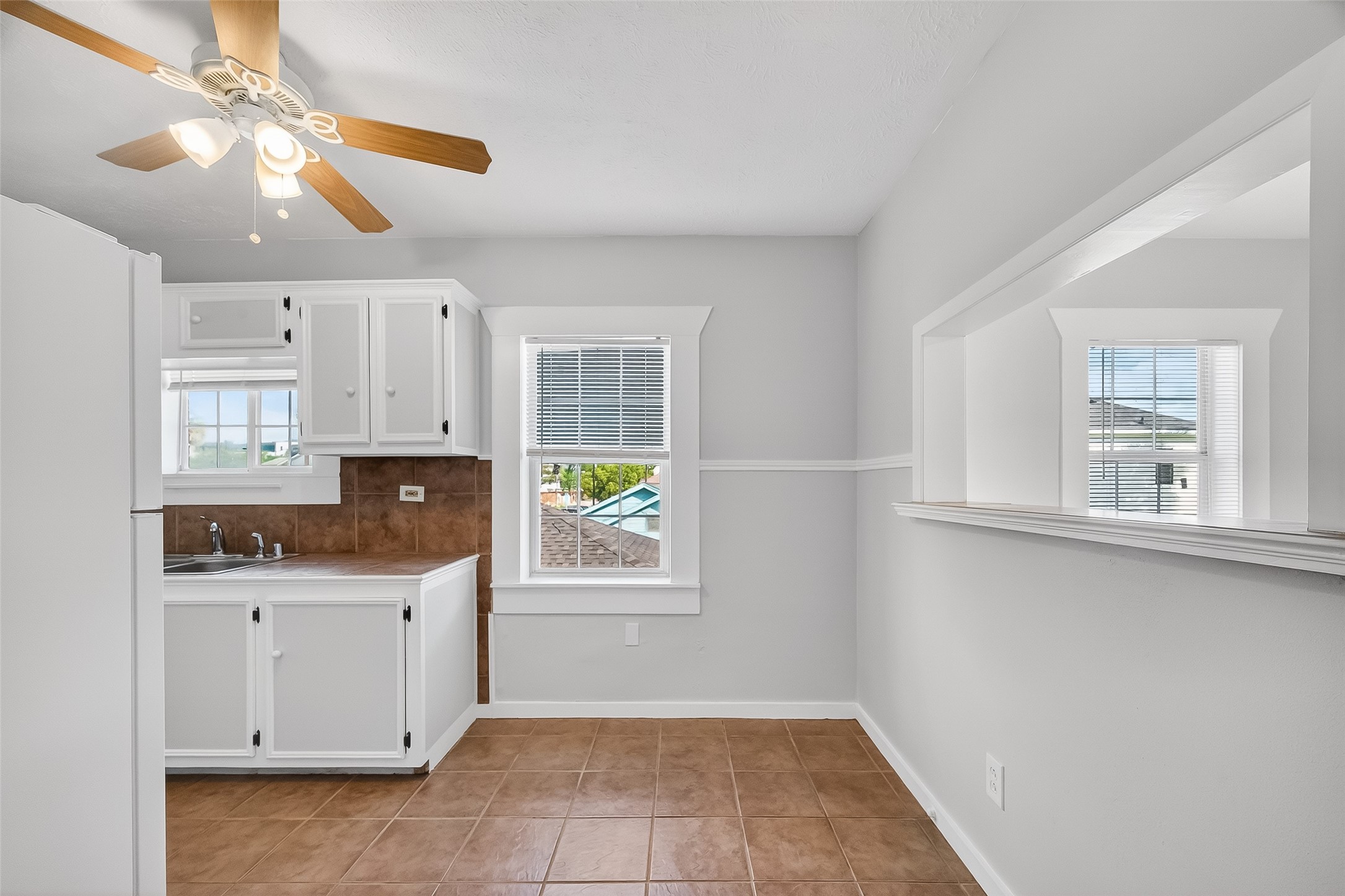 2316 Freeman Street, Unit 6 Houston, TX 77009 - Photo 10 of 25 a kitchen with white cabinets and window