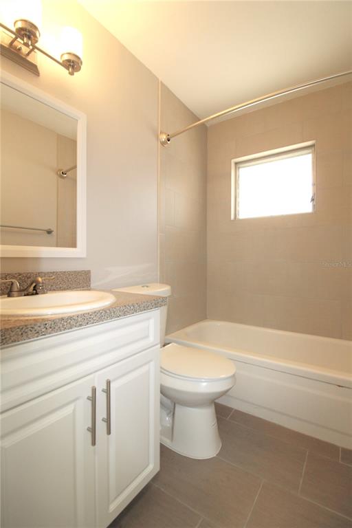 3001 Bee Ridge Road, Unit 121 Sarasota, FL 34239 - Photo 8 of 19 a bathroom with a toilet a sink and a bathtub