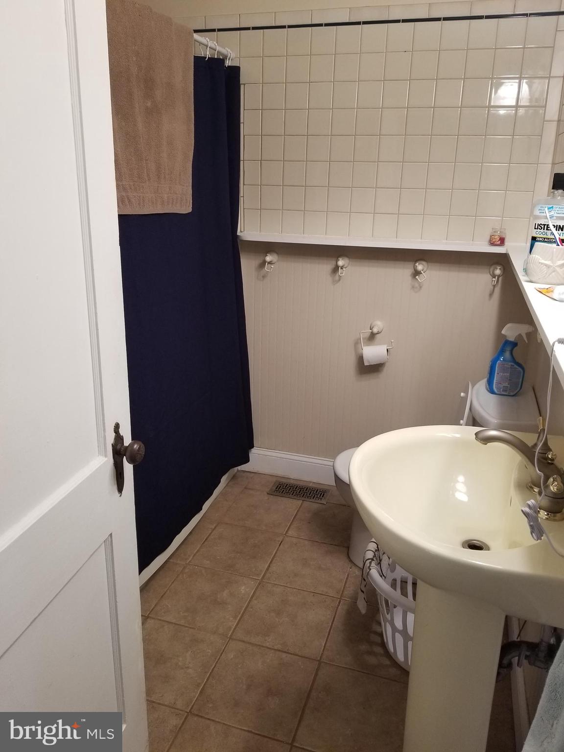 21 Randolph Road Fredericksburg, VA 22405 - Photo 10 of 18 Tub/shower area