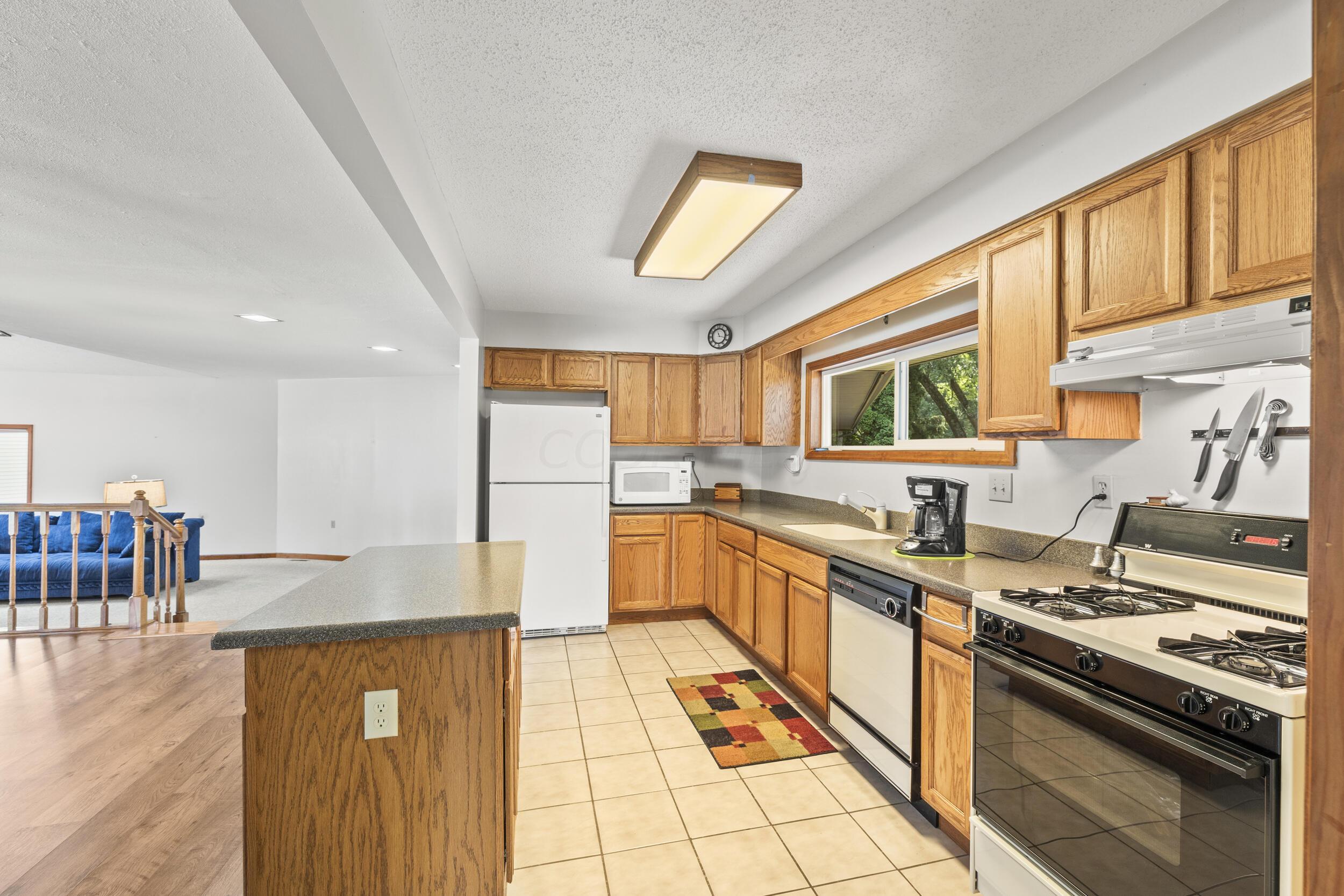 4605 Summit Road Southwest Pataskala, OH 43062 - Photo 12 of 44 46_kitchen 02