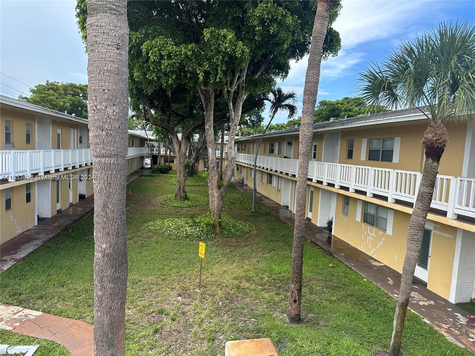 Sequoia Gardens Condominiums Deerfield Beach, FL 33441 - Photo 5 of 25 a backyard of a house with lots of green space