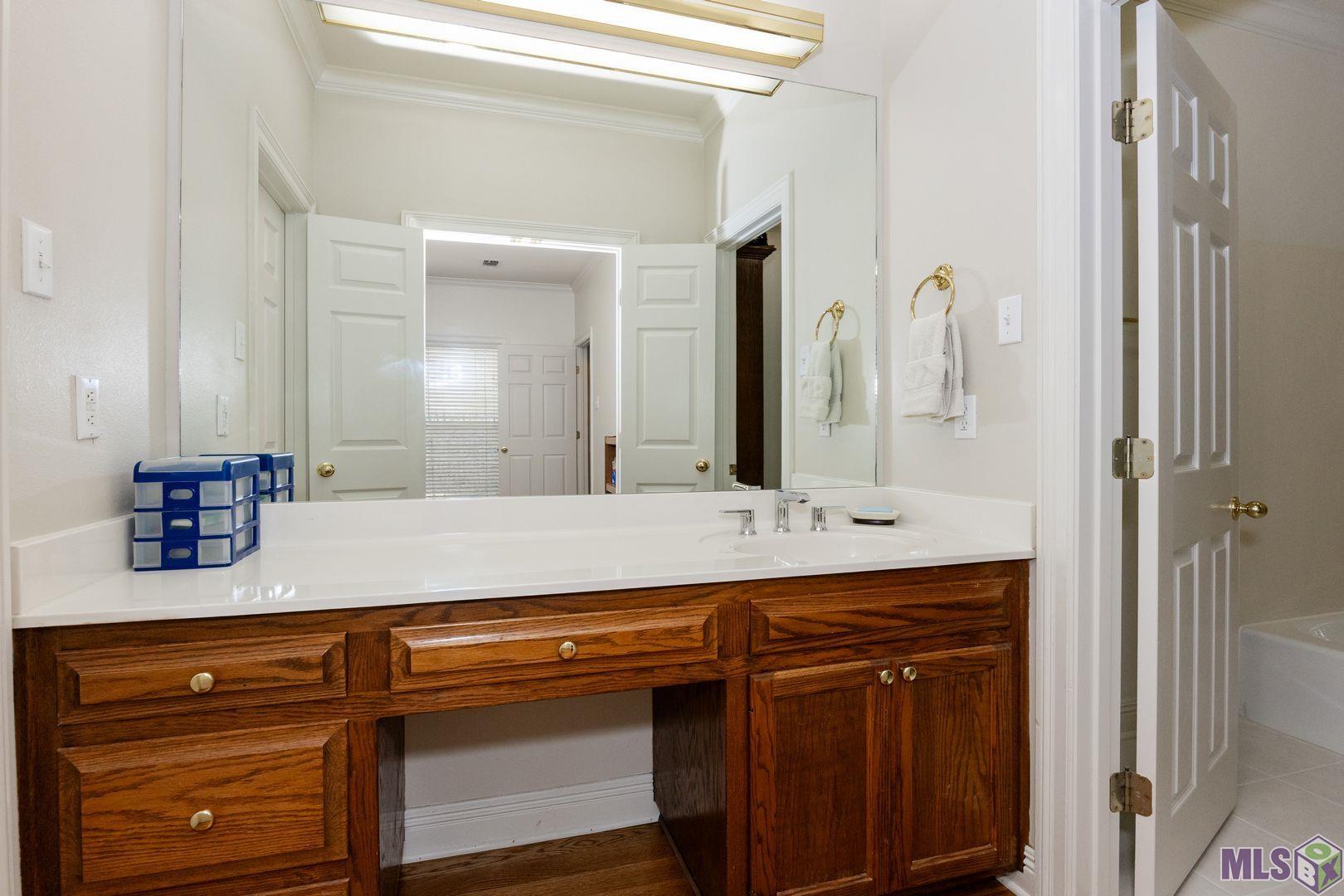 13407 North Amiss Road Baton Rouge, LA 70810 - Photo 27 of 39 Guest Bath off of Bedroom Area