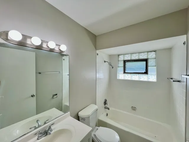 $220,000 | 16046 Prairie Avenue, South Holland, IL 60473