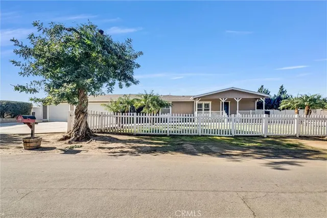 a view of a house with backyard and trees