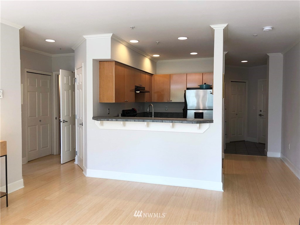 18 Dravus Street, Unit 202 Seattle, WA 98109 - Photo 4 of 17