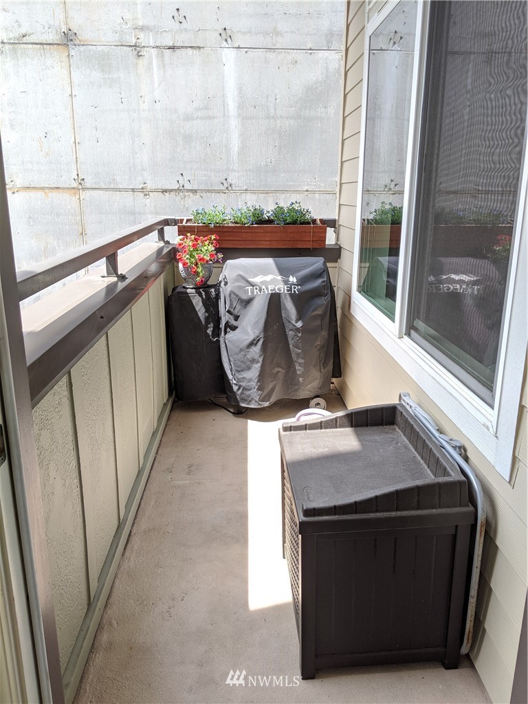 18 Dravus Street, Unit 202 Seattle, WA 98109 - Photo 9 of 17