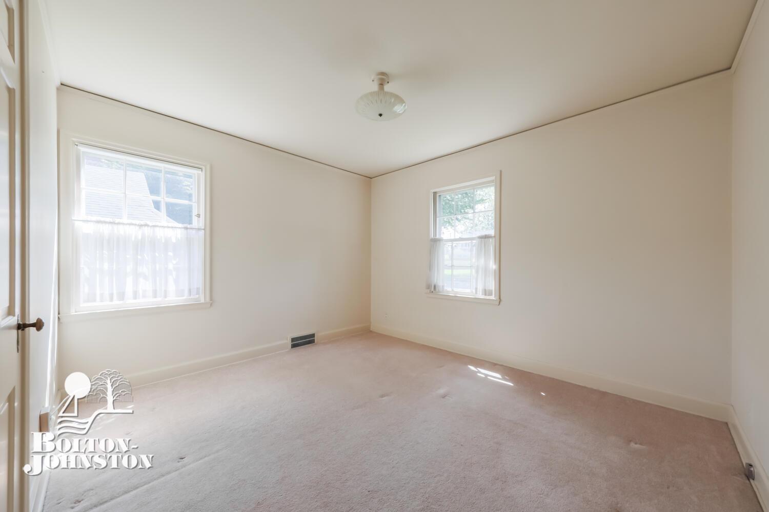 834 Hawthorne Road Grosse Pointe, MI 48236 - Photo 13 of 23 50086493-12.JPG