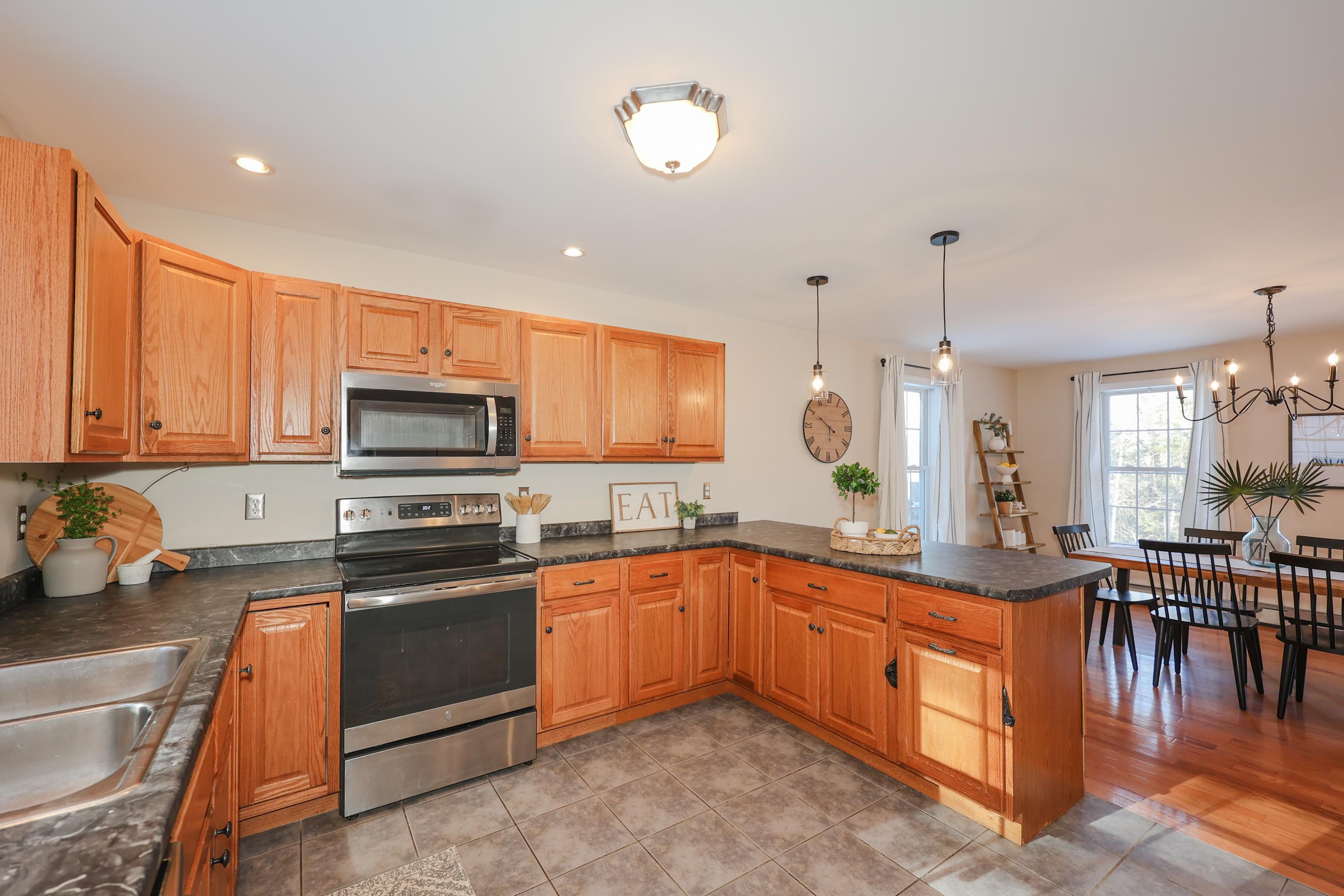 32 Critchett Road Raymond, NH 03077 - Photo 3 of 32