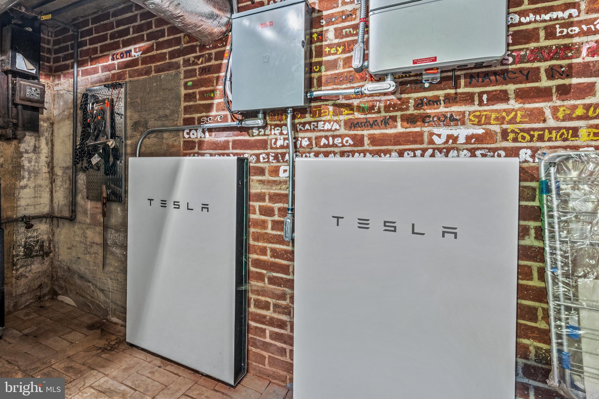 472 Country Club Road York, PA 17403 - Photo 49 of 87 TESLA Solar System