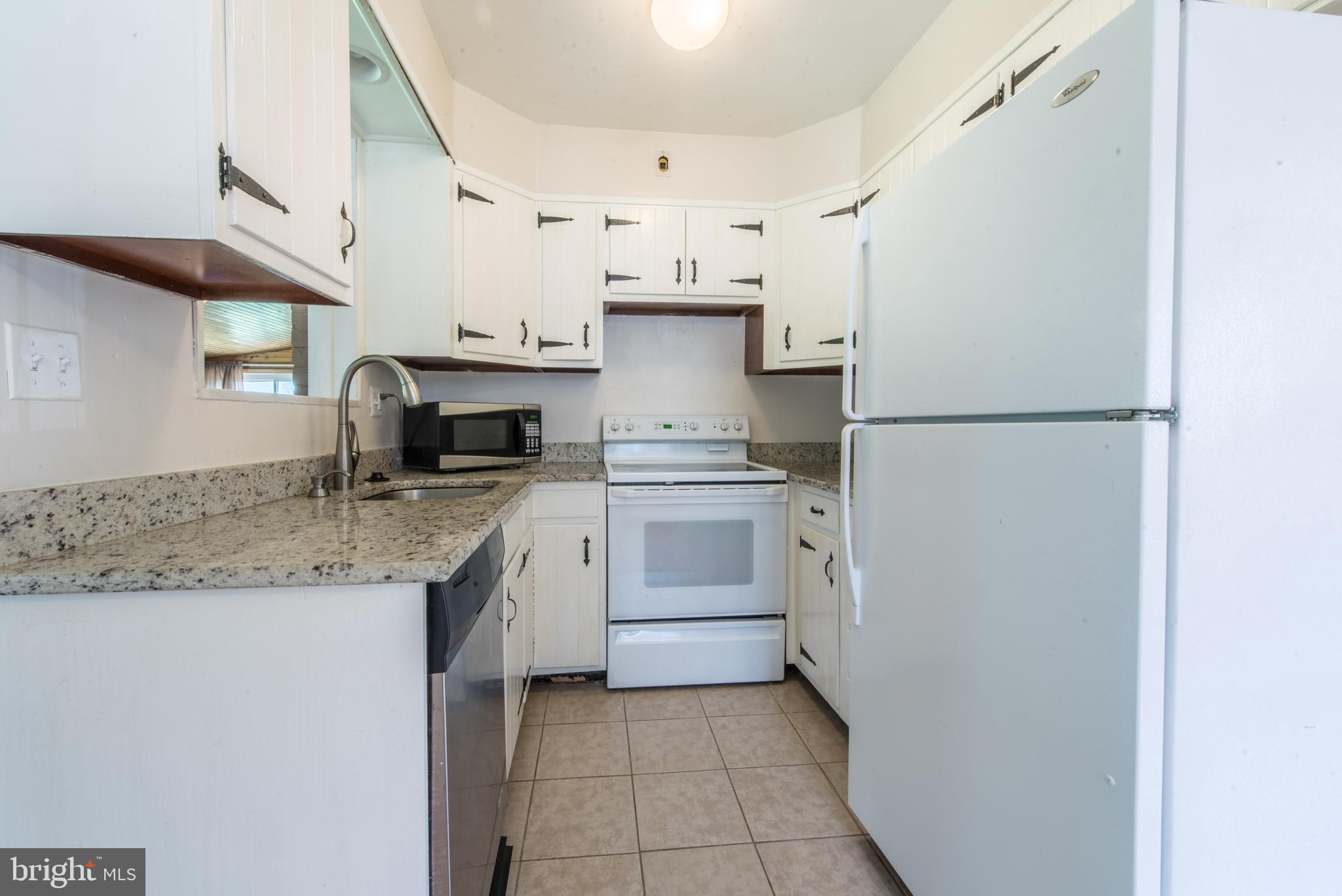 10402 Greentop Road Cockeysville, MD 21030 - Photo 7 of 31 KITCHEN WITH GRANITE COUNTERS