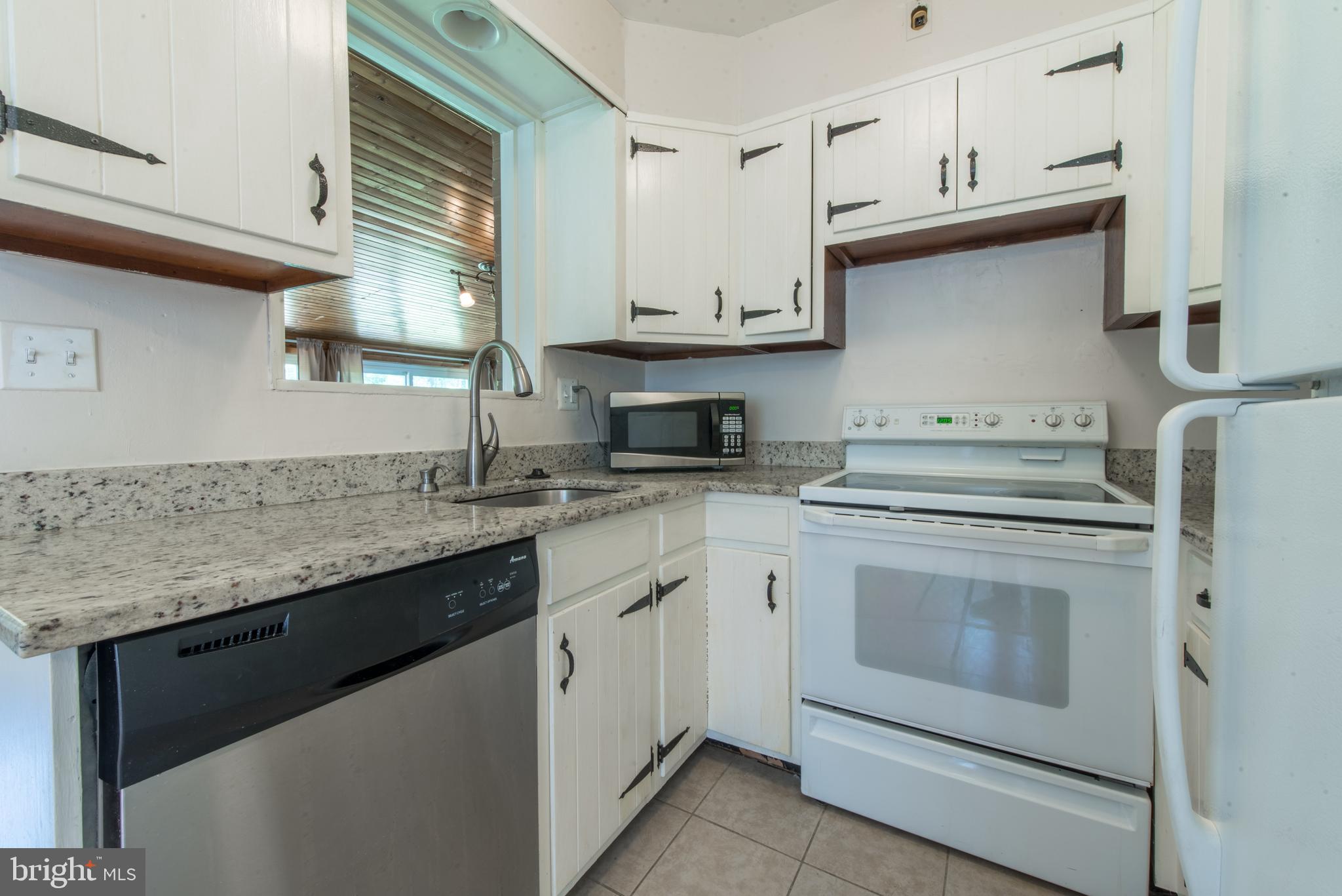 10402 Greentop Road Cockeysville, MD 21030 - Photo 8 of 31 KITCHEN WITH NEWER APPLIANCES