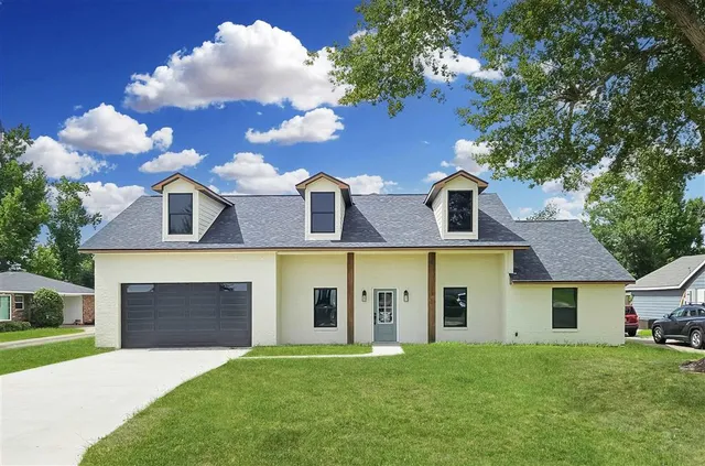$389,000 | 1450 North Chateau Circle, Lake Charles, LA 70605