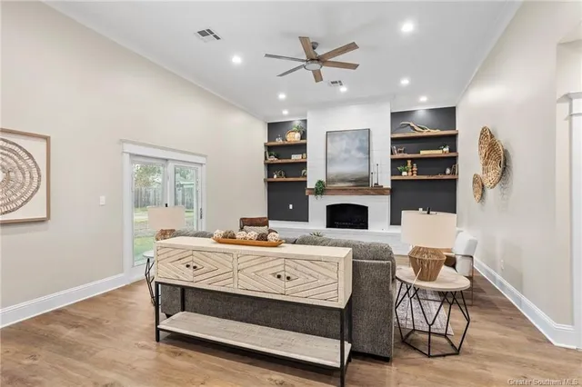 $389,000 | 1450 North Chateau Circle, Lake Charles, LA 70605