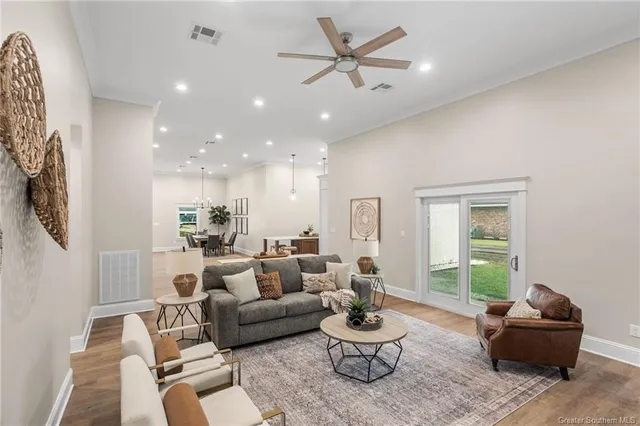 $389,000 | 1450 North Chateau Circle, Lake Charles, LA 70605