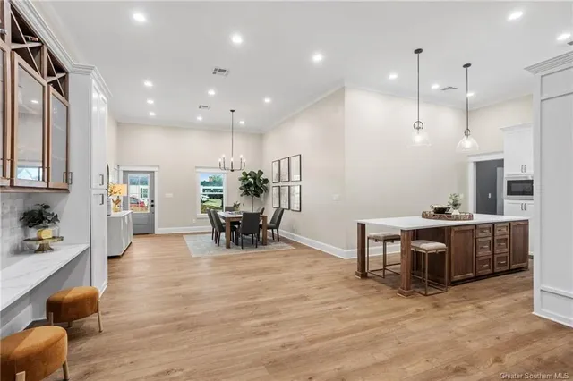 $389,000 | 1450 North Chateau Circle, Lake Charles, LA 70605