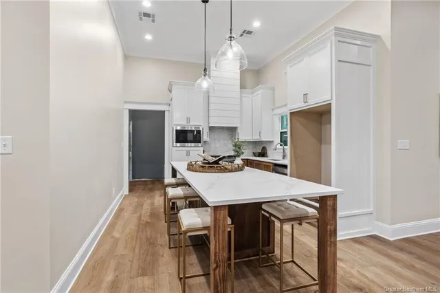 $389,000 | 1450 North Chateau Circle, Lake Charles, LA 70605