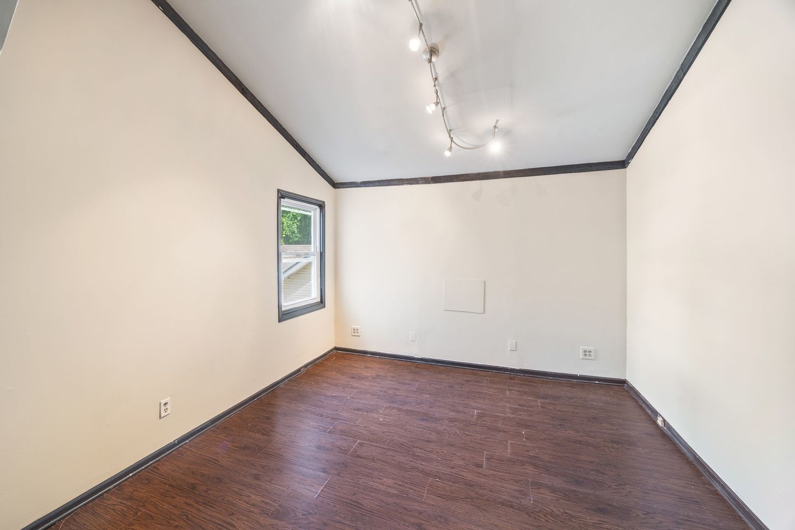 605 Keep Avenue Elgin, IL 60120 - Photo 18 of 34