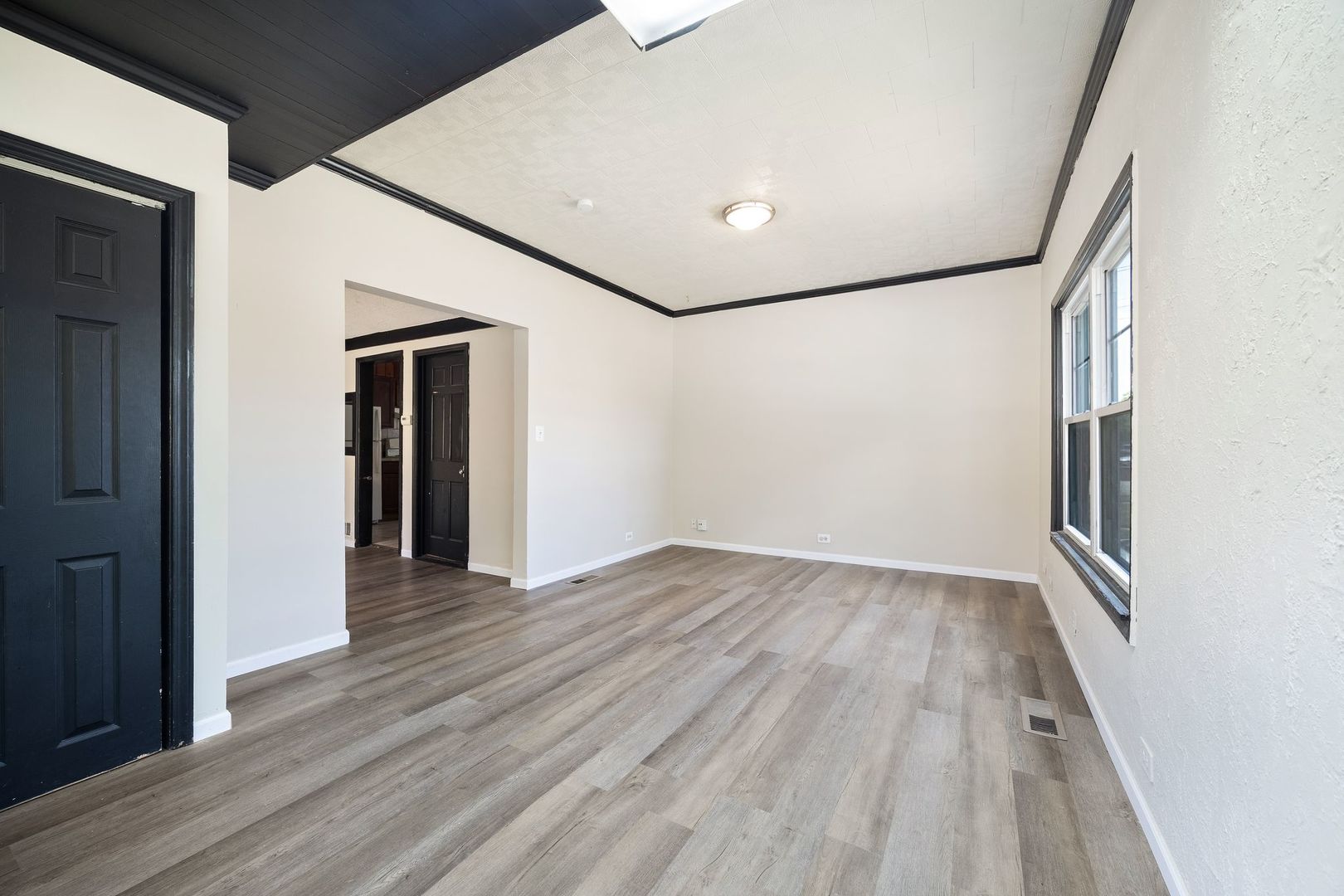 605 Keep Avenue Elgin, IL 60120 - Photo 3 of 34