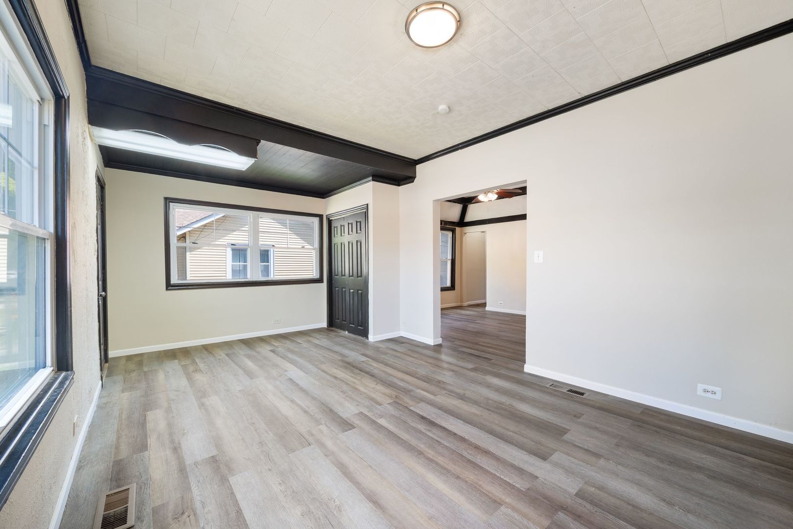 605 Keep Avenue Elgin, IL 60120 - Photo 4 of 34