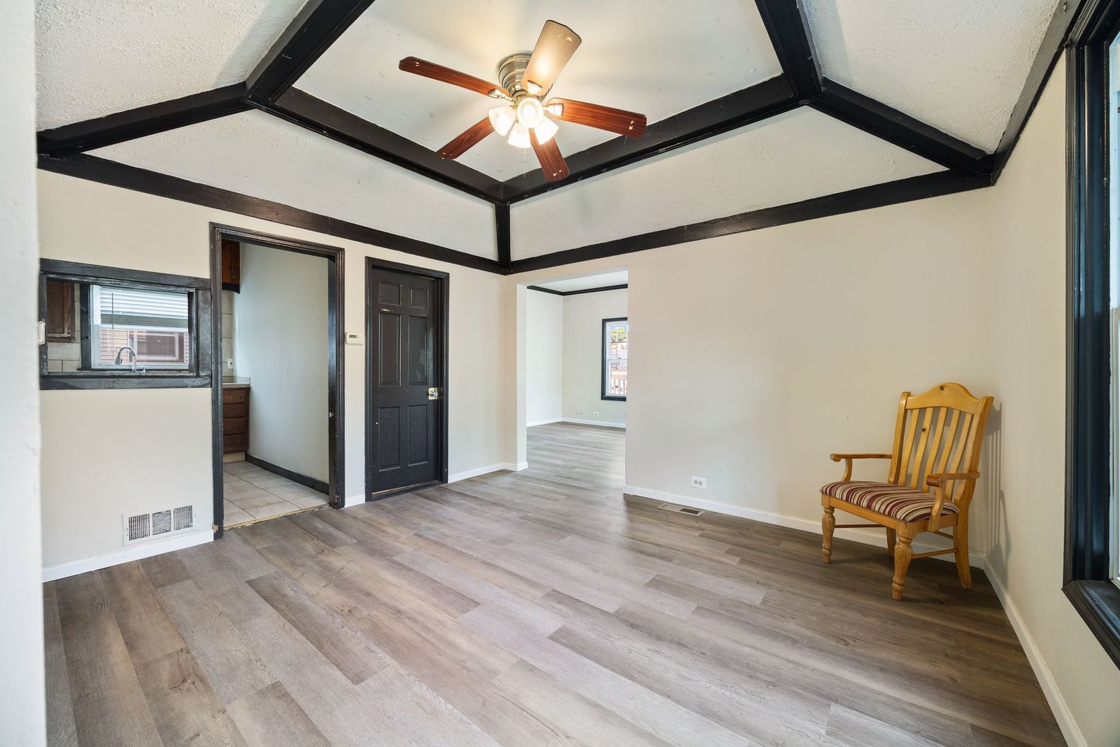 605 Keep Avenue Elgin, IL 60120 - Photo 7 of 34