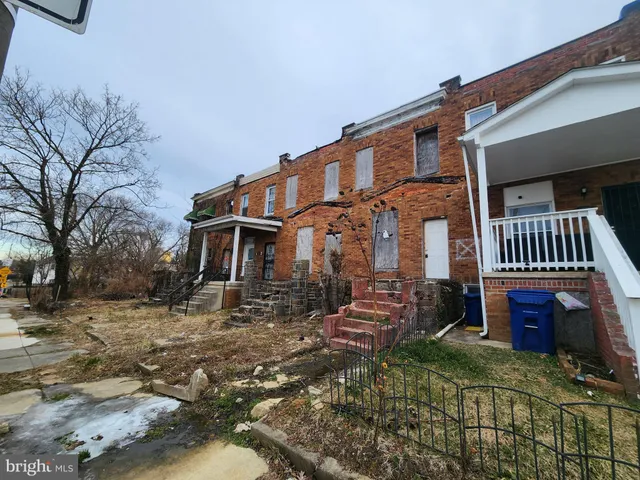 a view of house with a yard