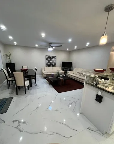 $1,995 | 253 Burgundy Avenue, Delray Beach, FL 33484