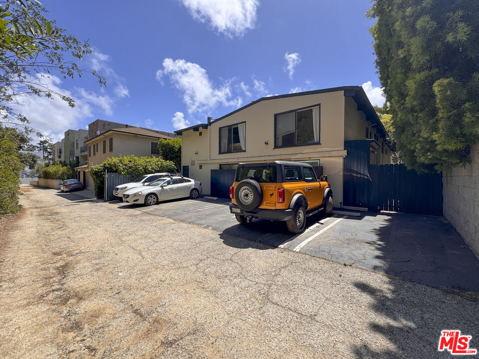 11747 Bellagio Road Los Angeles, CA 90049 - Photo 11 of 19