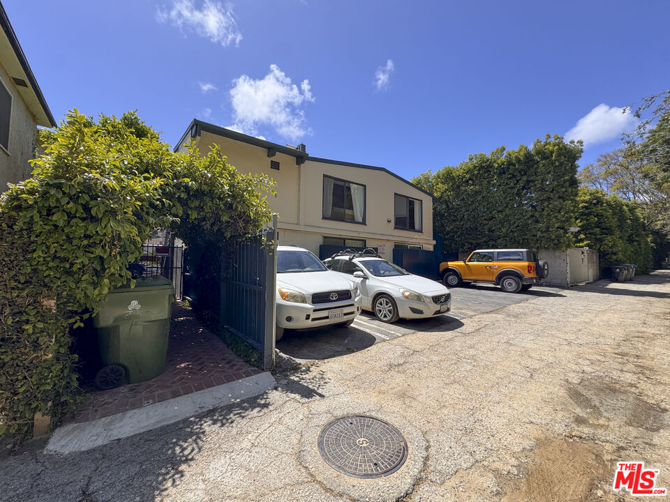 11747 Bellagio Road Los Angeles, CA 90049 - Photo 12 of 19