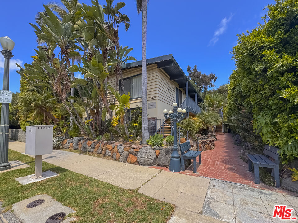 11747 Bellagio Road Los Angeles, CA 90049 - Photo 2 of 19