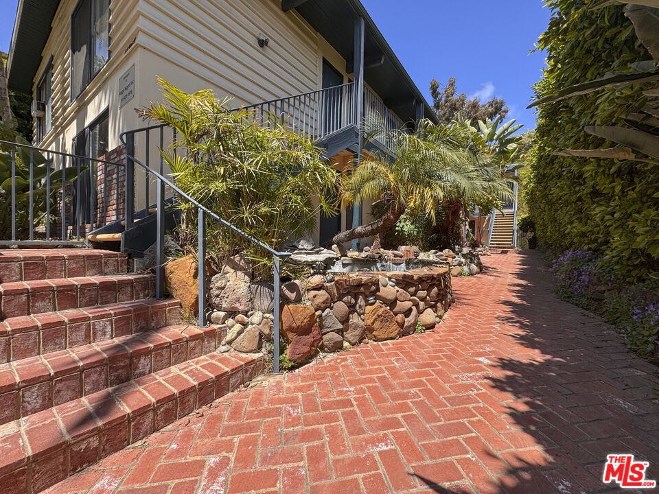 11747 Bellagio Road Los Angeles, CA 90049 - Photo 3 of 19