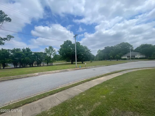 a view of a tennis court