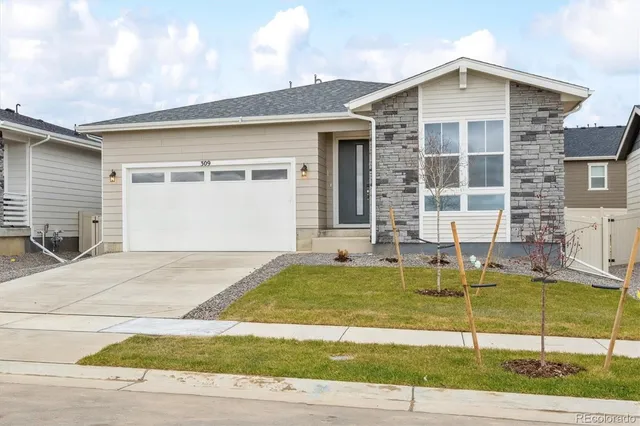 a view of pool with a yard