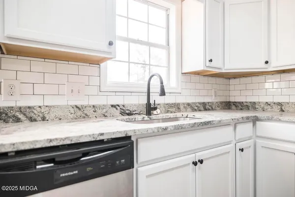 $240,000 | 2311 Gwendale Drive East, Lizella, GA 31052