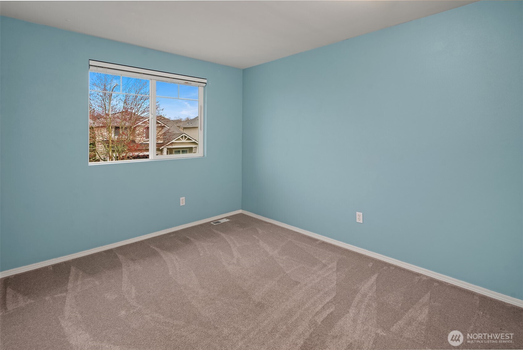 2009 62nd Loop Southeast Auburn, WA 98092 - Photo 12 of 24 an empty room with painting on the wall