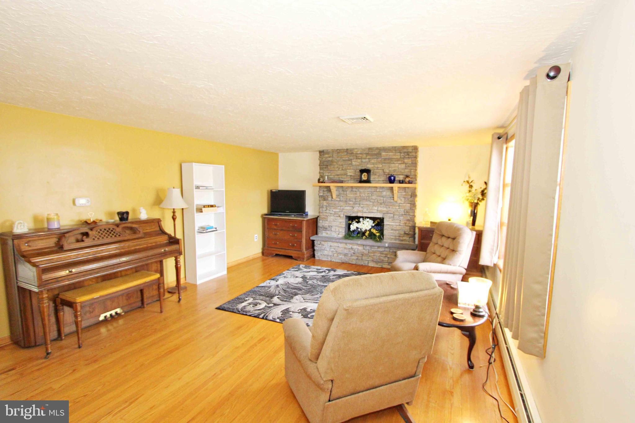 205 Rosedale Drive Manchester, PA 17345 - Photo 6 of 28 Living Room