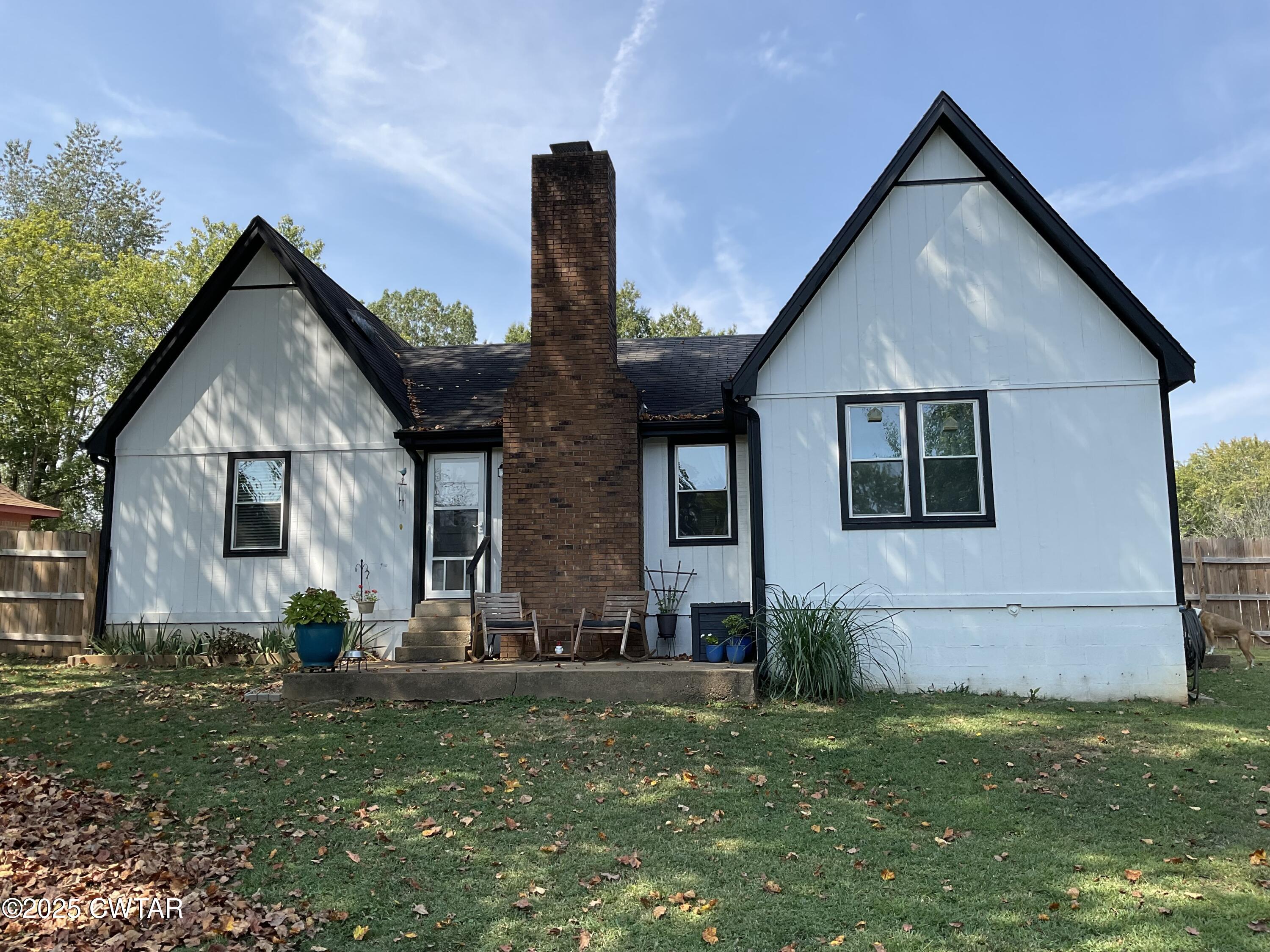 28 Beaver Cove Jackson, TN 38305 - Photo 3 of 18 a front view of a house with garden