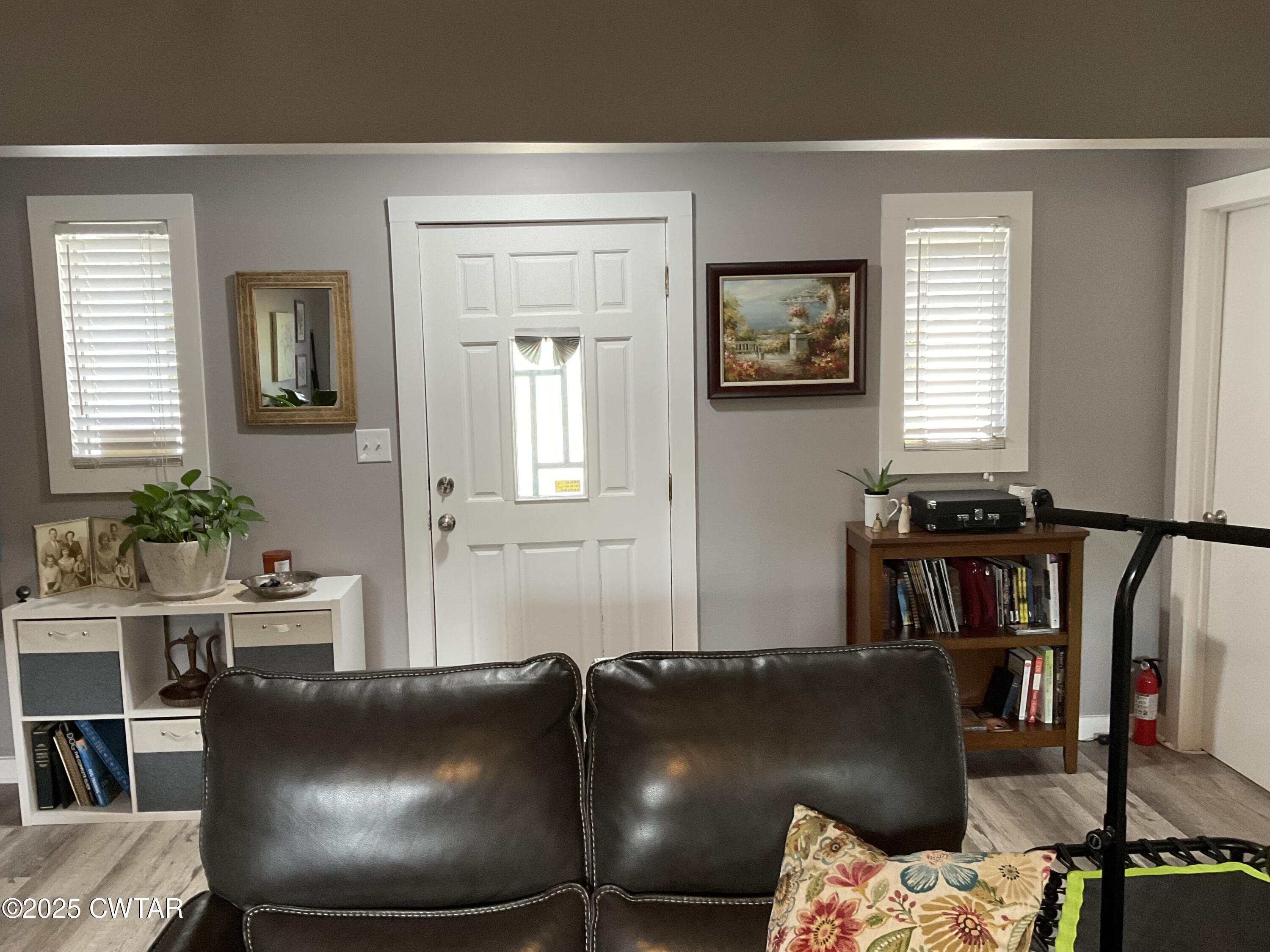 28 Beaver Cove Jackson, TN 38305 - Photo 4 of 18 a living room with furniture and a window