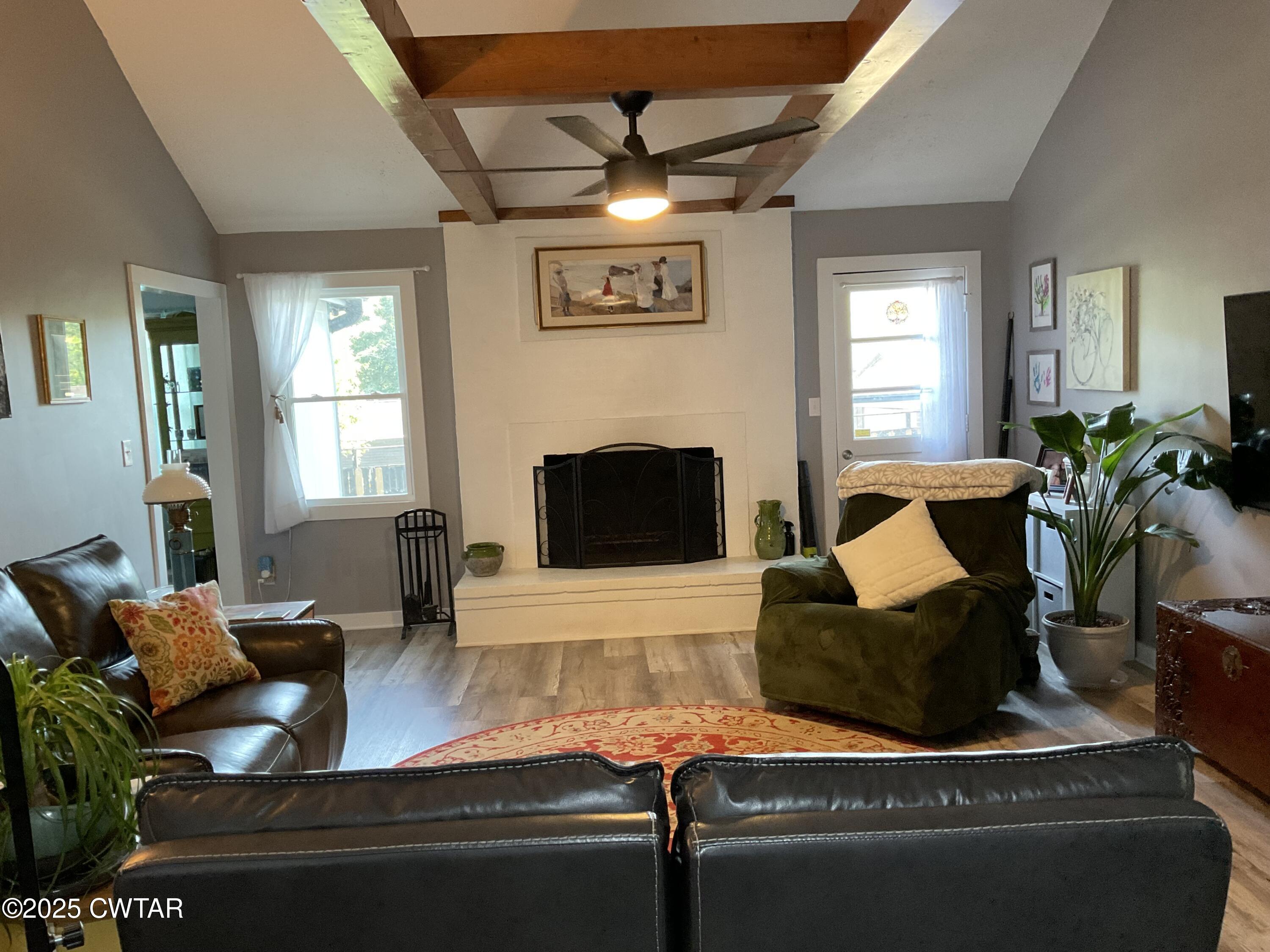 28 Beaver Cove Jackson, TN 38305 - Photo 5 of 18 a living room with furniture and a fireplace