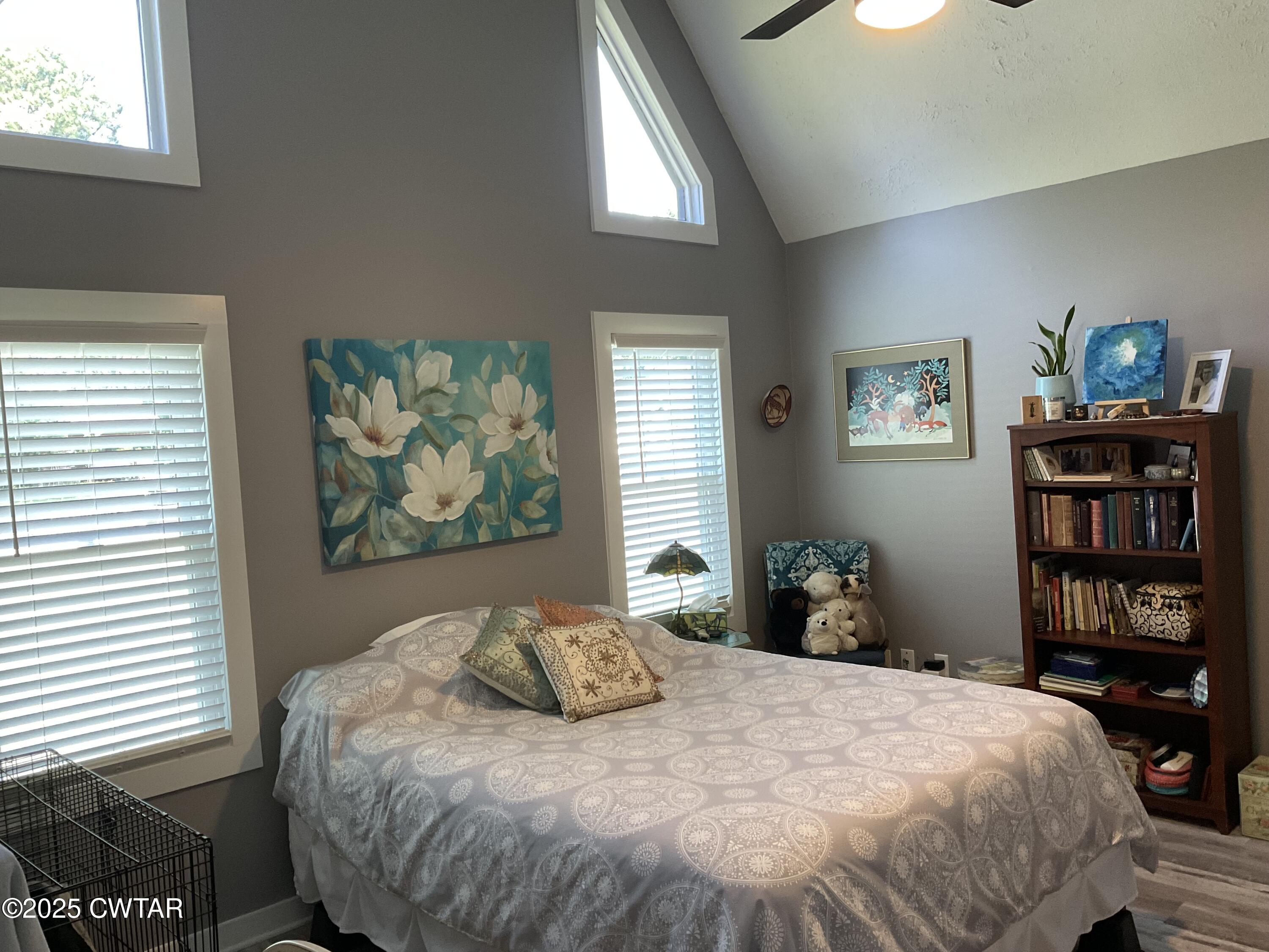 28 Beaver Cove Jackson, TN 38305 - Photo 10 of 18 a bedroom with a bed and a book shelf