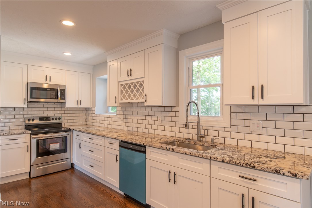 2187 Vernon Road Cleveland, OH 44118 - Photo 3 of 27