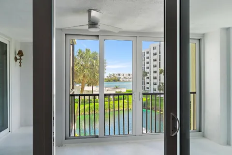 $700,000 | 19800 Sandpointe Bay Drive, Unit 305, Tequesta, FL 33469